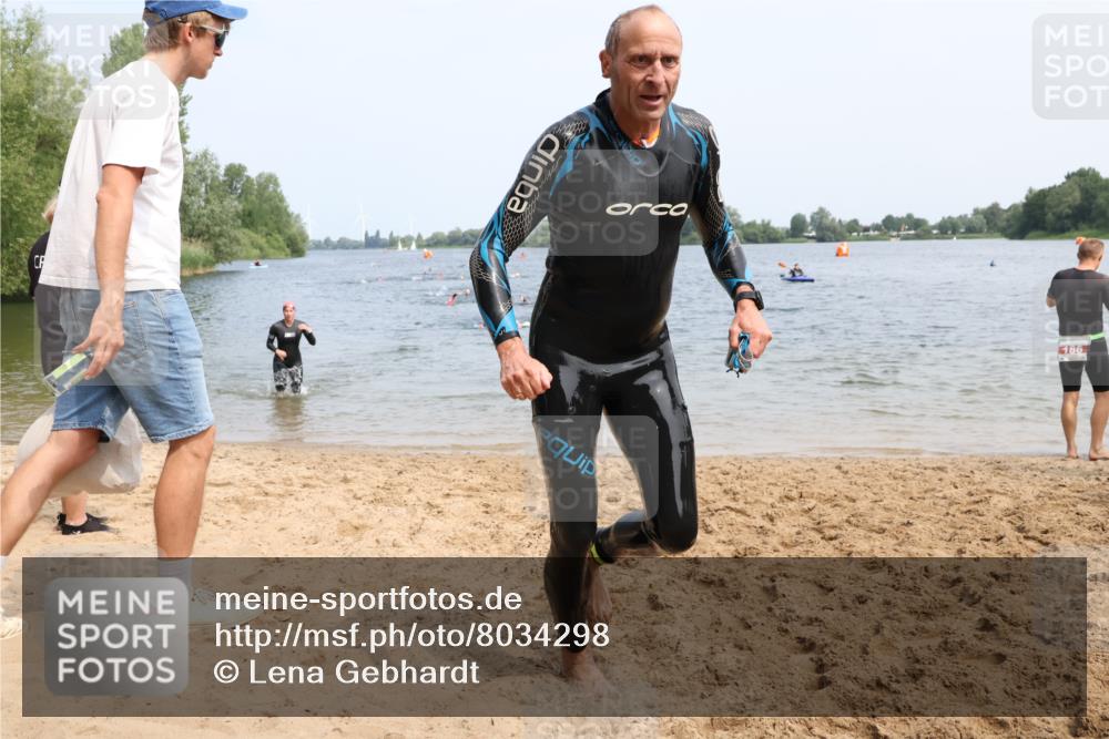 15.06.2025 - 27. Vierlanden-Triathlon Lena Gebhardt http://msf.ph/oto/8034298 15.06.2025 11:19:28 Schwimmen 875, 878, 895, 901, 923 meine-sportfotos.de