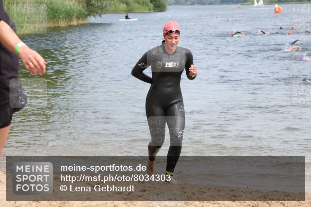 15.06.2025 - 27. Vierlanden-Triathlon Lena Gebhardt http://msf.ph/oto/8034303 15.06.2025 11:19:31 Schwimmen 875, 878, 895, 923 meine-sportfotos.de