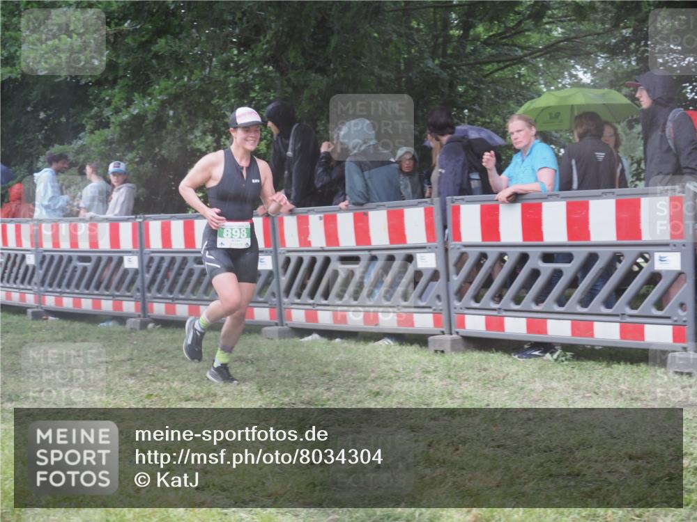 21.06.2025 - 27. Vierlanden-Triathlon KatJ http://msf.ph/oto/8034304 15.06.2025 13:48:01 Ziel 898 meine-sportfotos.de