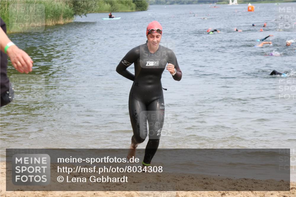 15.06.2025 - 27. Vierlanden-Triathlon Lena Gebhardt http://msf.ph/oto/8034308 15.06.2025 11:19:31 Schwimmen 875, 878, 895, 923 meine-sportfotos.de