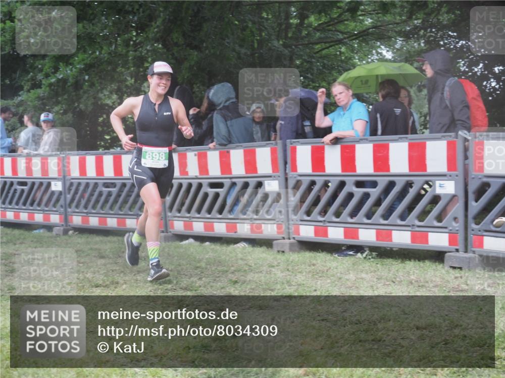 21.06.2025 - 27. Vierlanden-Triathlon KatJ http://msf.ph/oto/8034309 15.06.2025 13:48:01 Ziel 898 meine-sportfotos.de