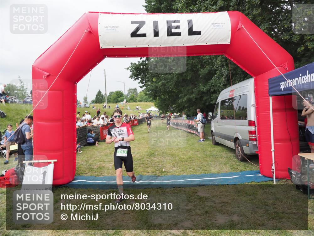 21.06.2025 - 27. Vierlanden-Triathlon MichiJ http://msf.ph/oto/8034310 15.06.2026 12:57:49 Ziel 75, 713 meine-sportfotos.de