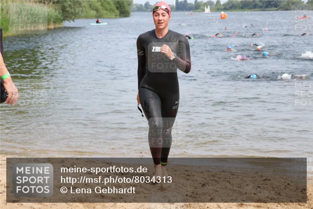 15.06.2025 - 27. Vierlanden-Triathlon Lena Gebhardt http://msf.ph/oto/8034313 15.06.2025 11:19:31 Schwimmen 875, 878, 895, 923 meine-sportfotos.de