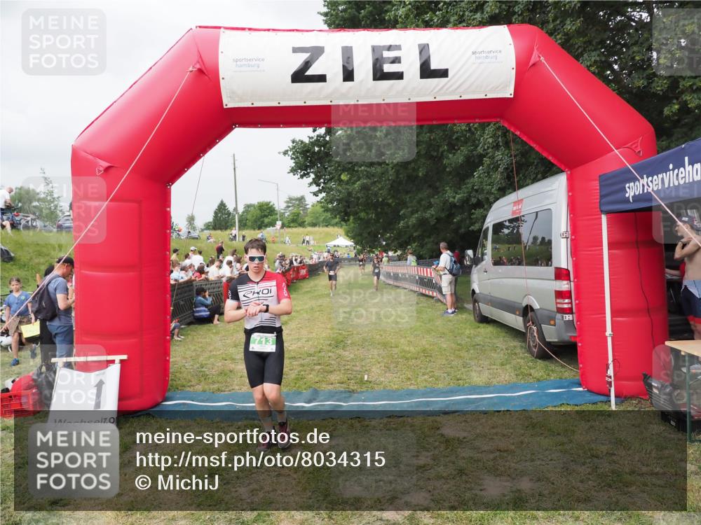21.06.2025 - 27. Vierlanden-Triathlon MichiJ http://msf.ph/oto/8034315 15.06.2026 12:57:49 Ziel 75, 713 meine-sportfotos.de