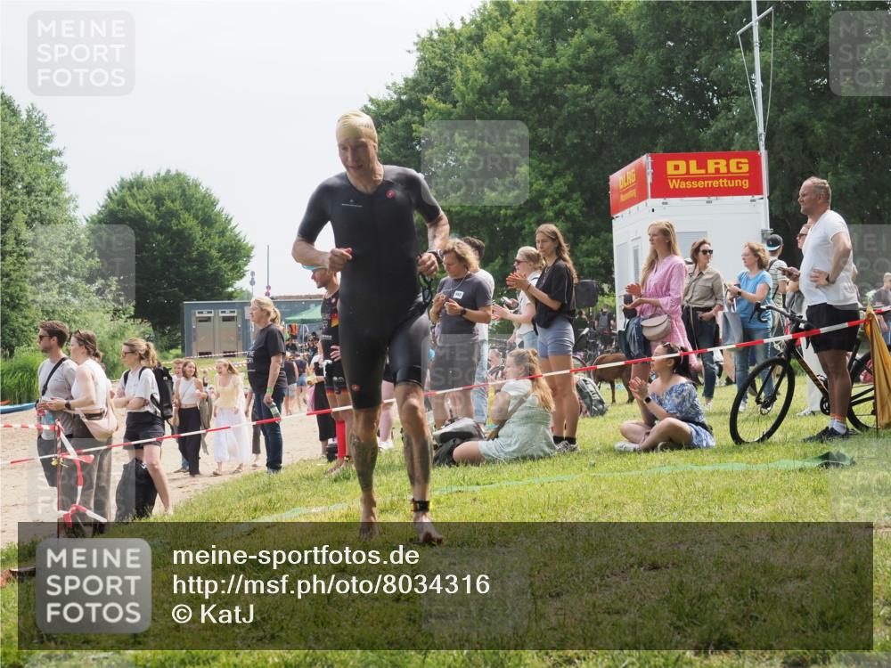 15.06.2025 - 27. Vierlanden-Triathlon KatJ http://msf.ph/oto/8034316 15.06.2025 11:18:13 Schwimmen 834 meine-sportfotos.de