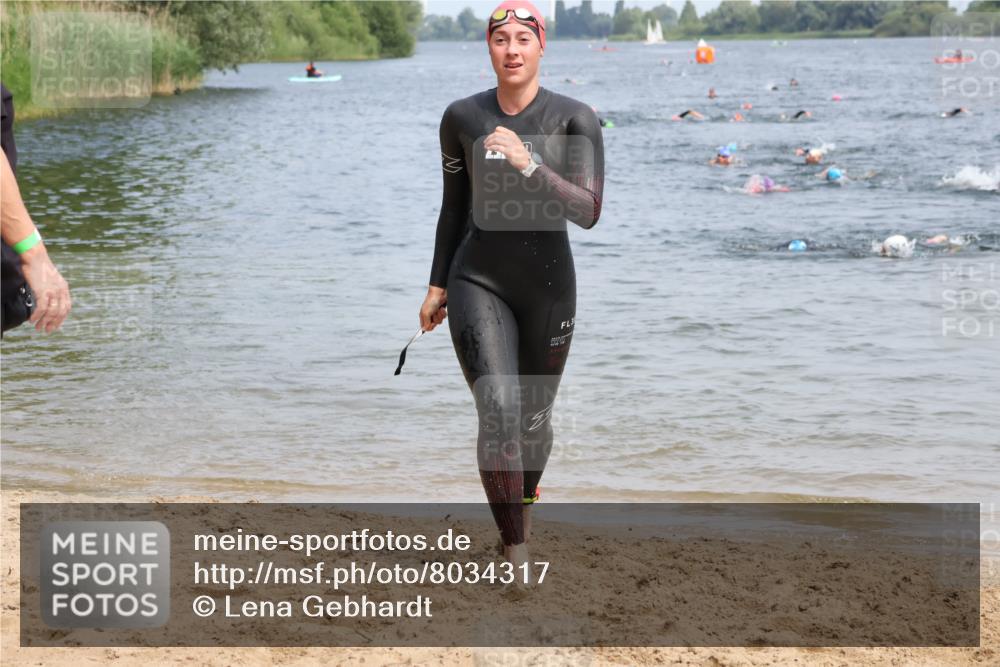 15.06.2025 - 27. Vierlanden-Triathlon Lena Gebhardt http://msf.ph/oto/8034317 15.06.2025 11:19:32 Schwimmen 875, 878, 895, 923 meine-sportfotos.de