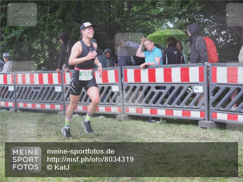 21.06.2025 - 27. Vierlanden-Triathlon KatJ http://msf.ph/oto/8034319 15.06.2025 13:48:01 Ziel 898 meine-sportfotos.de