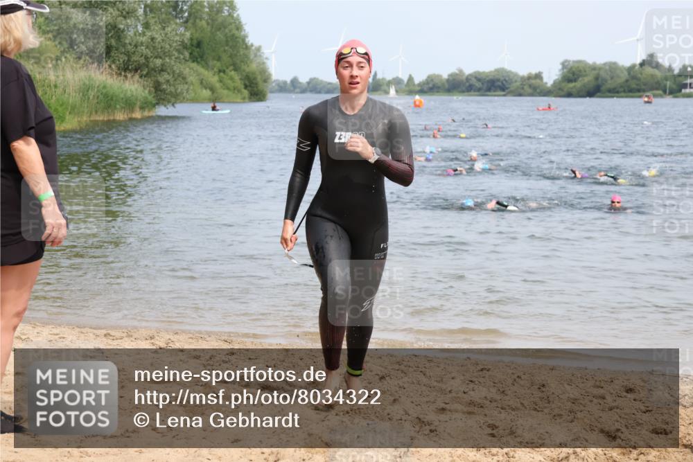 15.06.2025 - 27. Vierlanden-Triathlon Lena Gebhardt http://msf.ph/oto/8034322 15.06.2025 11:19:32 Schwimmen 875, 878, 895, 923 meine-sportfotos.de