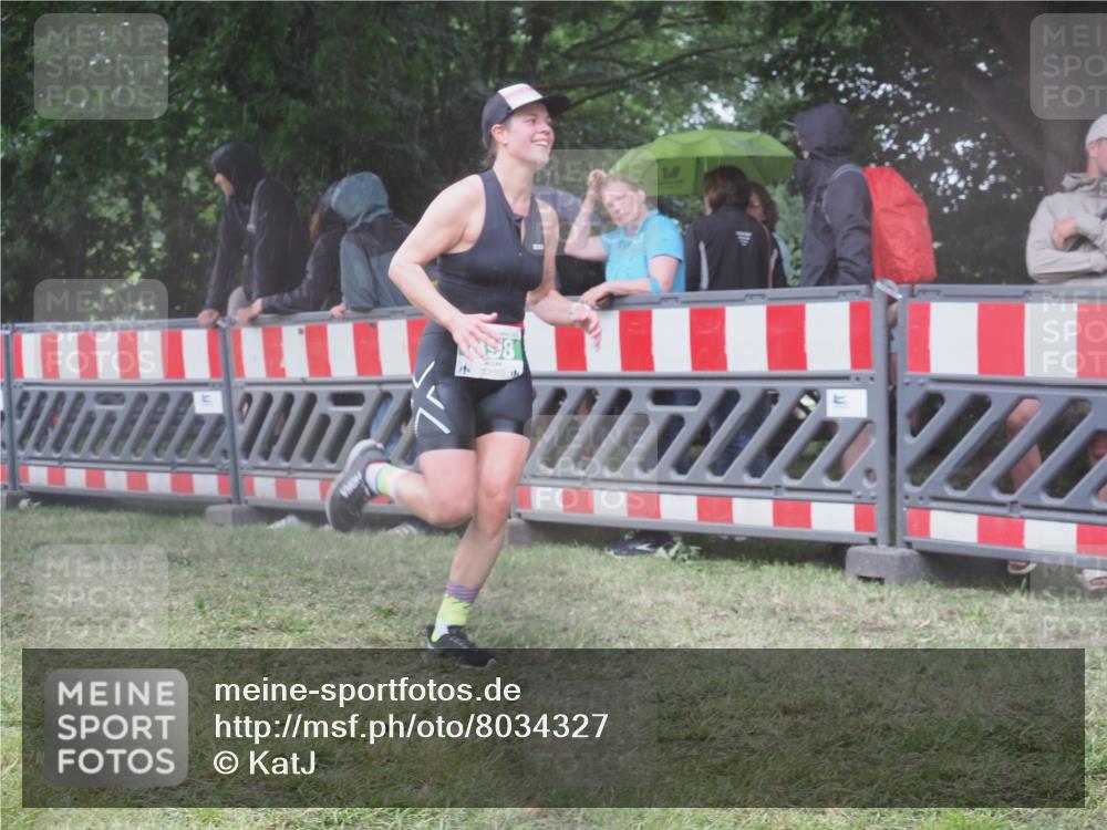 21.06.2025 - 27. Vierlanden-Triathlon KatJ http://msf.ph/oto/8034327 15.06.2025 13:48:01 Ziel 898 meine-sportfotos.de