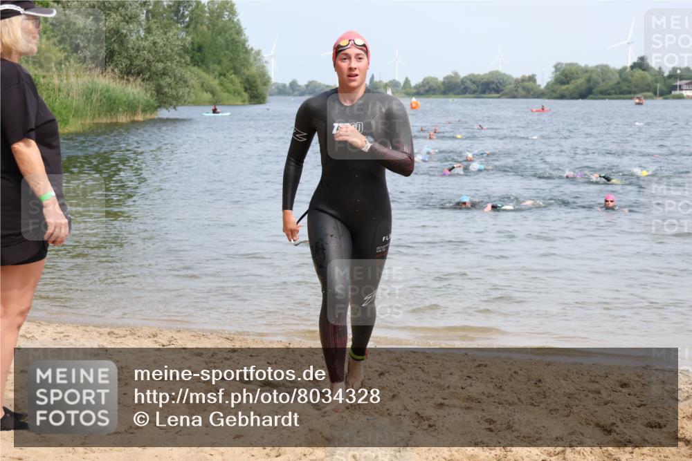 15.06.2025 - 27. Vierlanden-Triathlon Lena Gebhardt http://msf.ph/oto/8034328 15.06.2025 11:19:32 Schwimmen 875, 878, 895, 923 meine-sportfotos.de