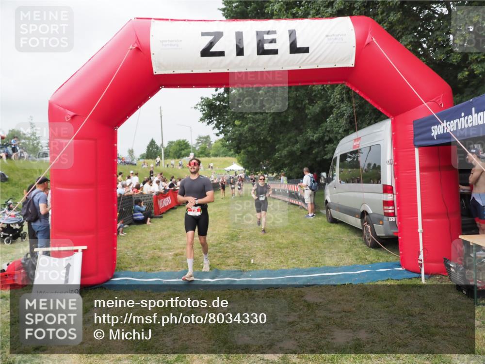 21.06.2025 - 27. Vierlanden-Triathlon MichiJ http://msf.ph/oto/8034330 15.06.2026 12:57:53 Ziel 75, 713, 976 meine-sportfotos.de