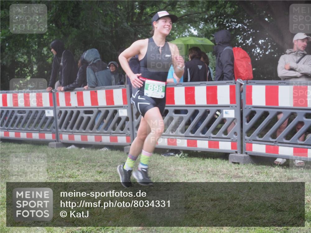 21.06.2025 - 27. Vierlanden-Triathlon KatJ http://msf.ph/oto/8034331 15.06.2025 13:48:01 Ziel 898 meine-sportfotos.de
