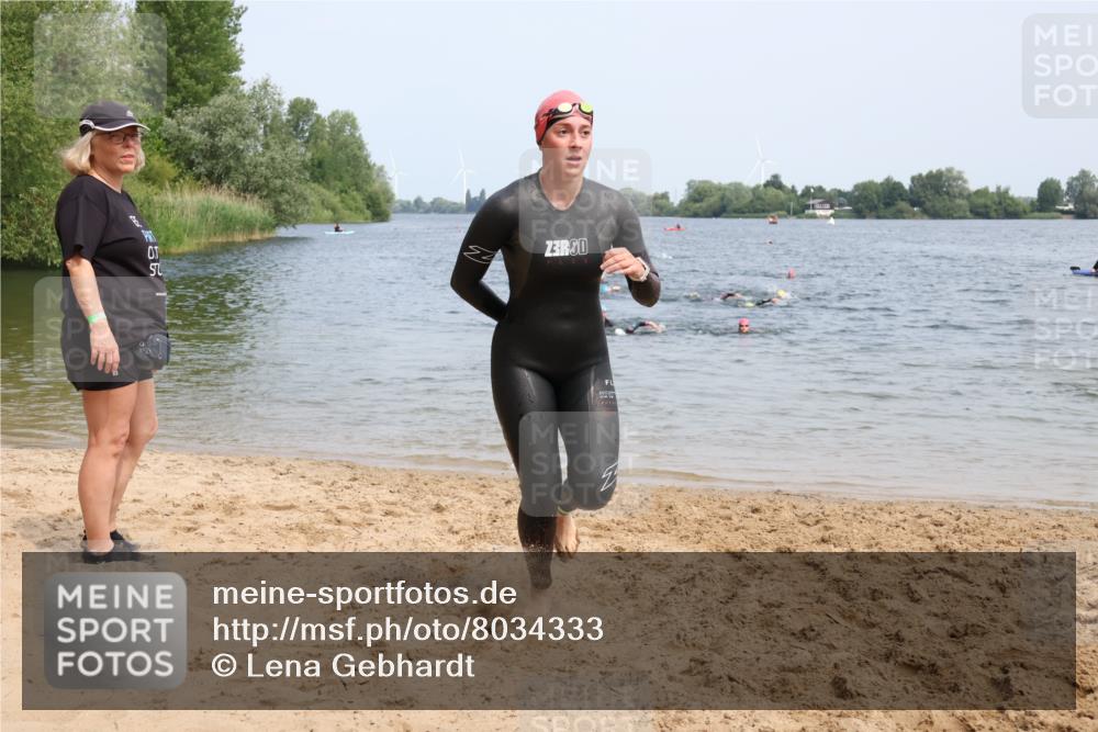 15.06.2025 - 27. Vierlanden-Triathlon Lena Gebhardt http://msf.ph/oto/8034333 15.06.2025 11:19:33 Schwimmen 875, 878, 895, 923 meine-sportfotos.de