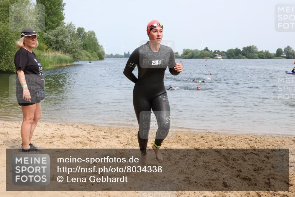 15.06.2025 - 27. Vierlanden-Triathlon Lena Gebhardt http://msf.ph/oto/8034338 15.06.2025 11:19:33 Schwimmen 875, 878, 895, 923 meine-sportfotos.de