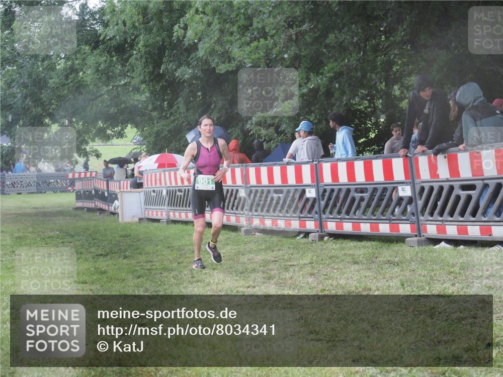 21.06.2025 - 27. Vierlanden-Triathlon KatJ http://msf.ph/oto/8034341 15.06.2025 13:48:24 Ziel 901 meine-sportfotos.de