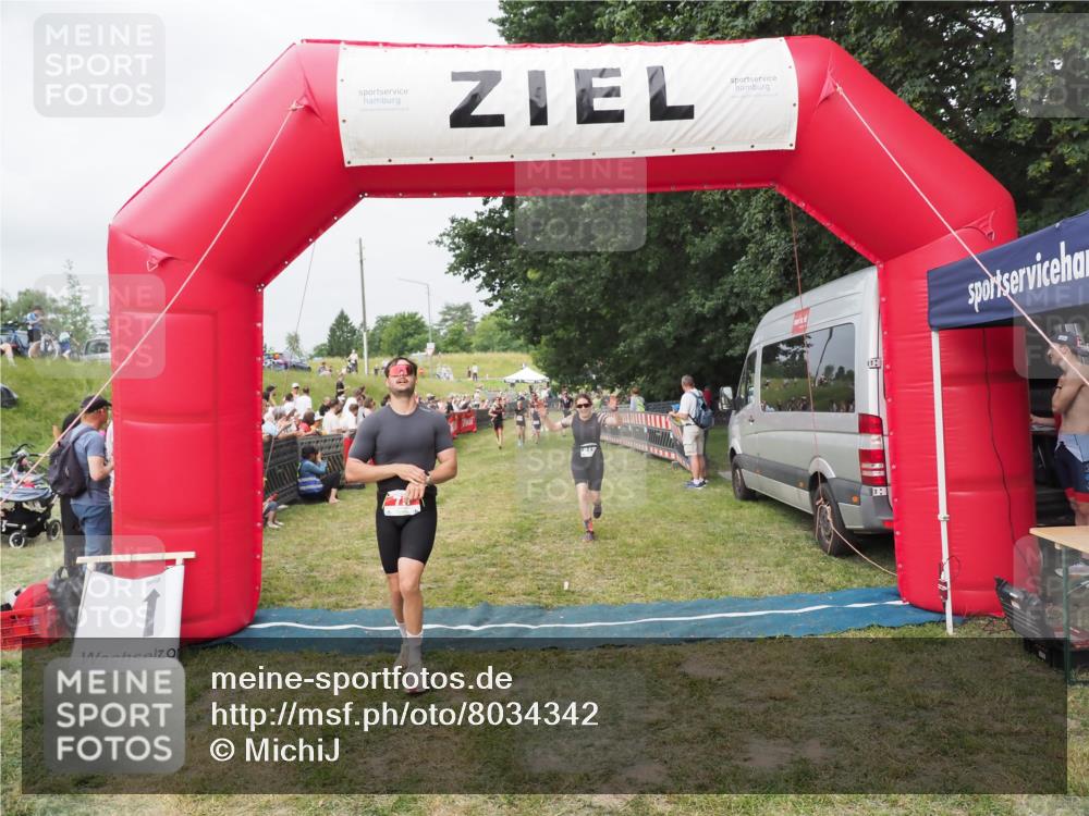 21.06.2025 - 27. Vierlanden-Triathlon MichiJ http://msf.ph/oto/8034342 15.06.2026 12:57:54 Ziel 75, 713, 976 meine-sportfotos.de