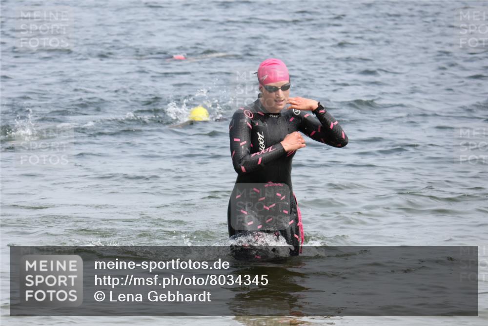 15.06.2025 - 27. Vierlanden-Triathlon Lena Gebhardt http://msf.ph/oto/8034345 15.06.2025 11:19:43 Schwimmen 895, 899, 915 meine-sportfotos.de