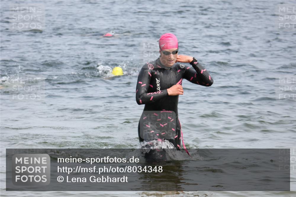 15.06.2025 - 27. Vierlanden-Triathlon Lena Gebhardt http://msf.ph/oto/8034348 15.06.2025 11:19:43 Schwimmen 895, 899, 915 meine-sportfotos.de