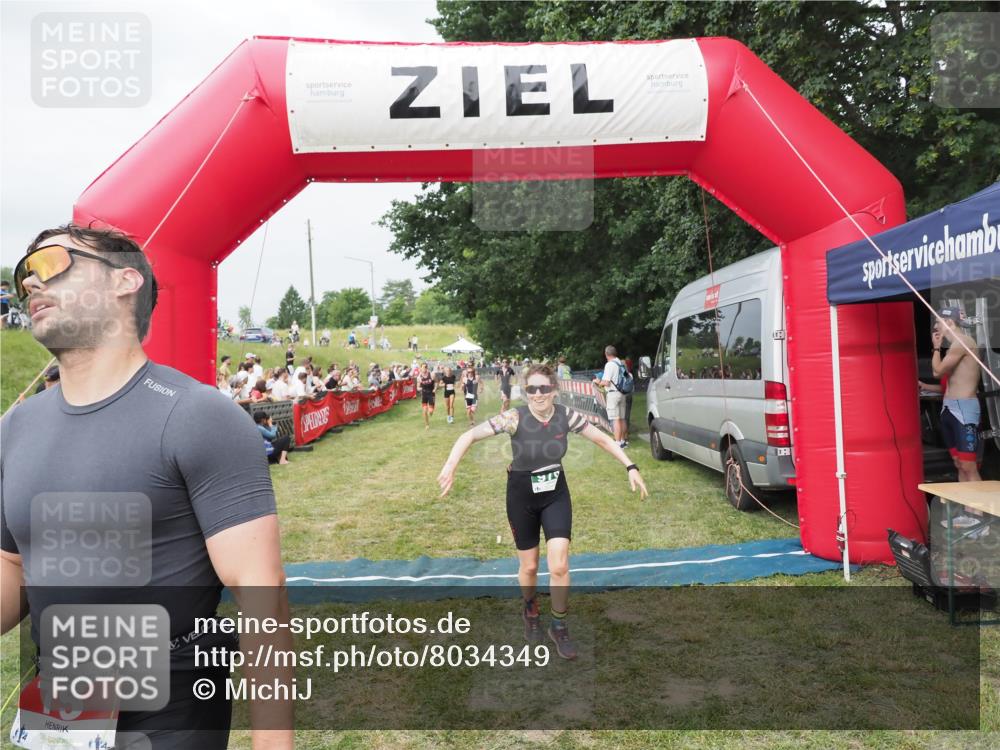 21.06.2025 - 27. Vierlanden-Triathlon MichiJ http://msf.ph/oto/8034349 15.06.2026 12:57:56 Ziel 75, 713, 976, 1019, 1020, 1022, 1023 meine-sportfotos.de