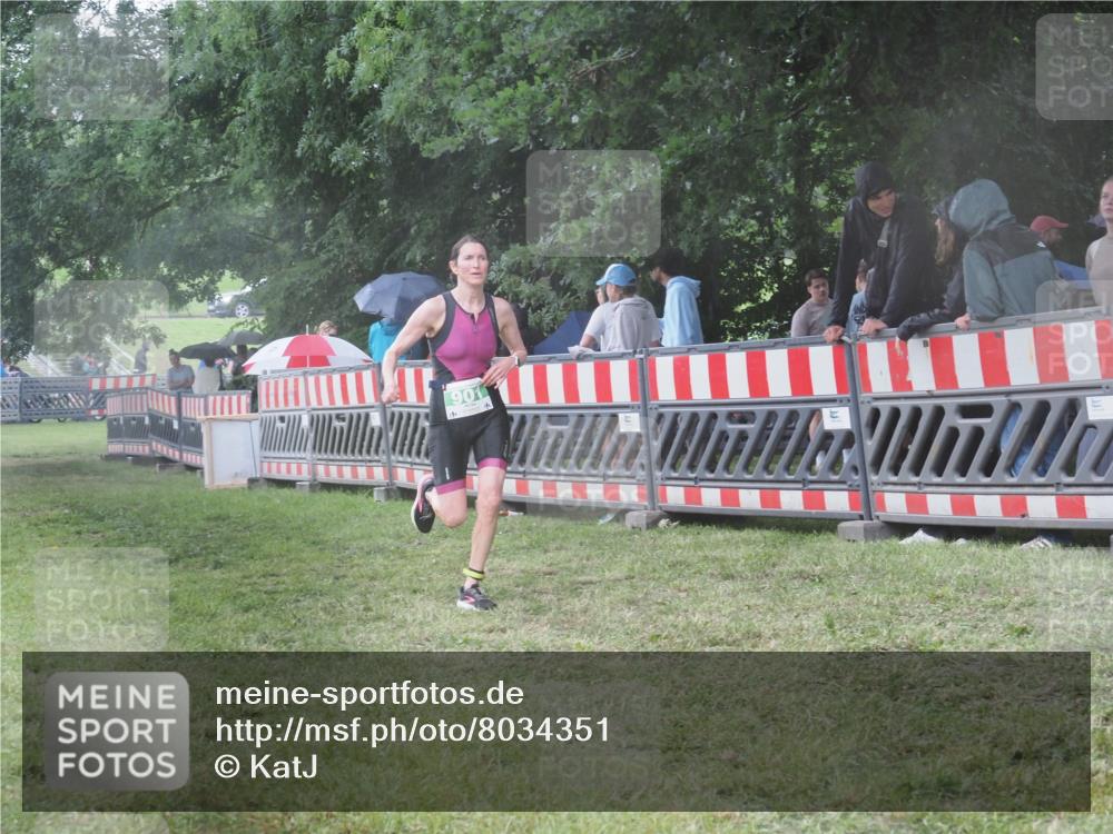 21.06.2025 - 27. Vierlanden-Triathlon KatJ http://msf.ph/oto/8034351 15.06.2025 13:48:24 Ziel 901 meine-sportfotos.de