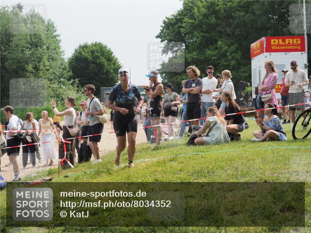 15.06.2025 - 27. Vierlanden-Triathlon KatJ http://msf.ph/oto/8034352 15.06.2025 11:18:22 Schwimmen 908, 933 meine-sportfotos.de