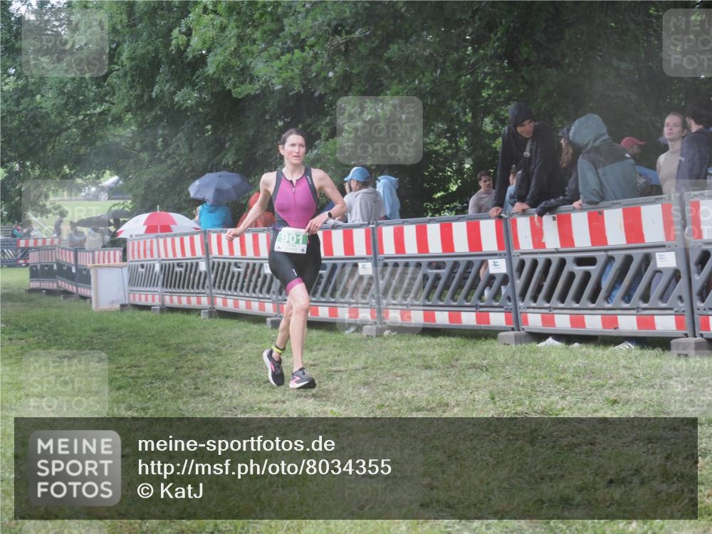 21.06.2025 - 27. Vierlanden-Triathlon KatJ http://msf.ph/oto/8034355 15.06.2025 13:48:24 Ziel 901 meine-sportfotos.de