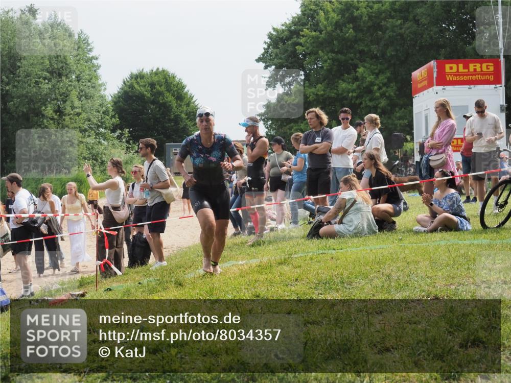 15.06.2025 - 27. Vierlanden-Triathlon KatJ http://msf.ph/oto/8034357 15.06.2025 11:18:22 Schwimmen 908, 933 meine-sportfotos.de