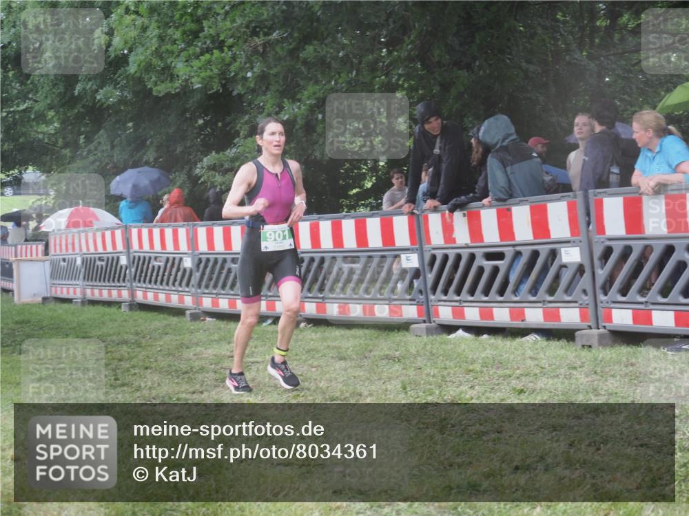 21.06.2025 - 27. Vierlanden-Triathlon KatJ http://msf.ph/oto/8034361 15.06.2025 13:48:24 Ziel 901 meine-sportfotos.de