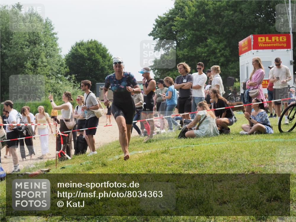 15.06.2025 - 27. Vierlanden-Triathlon KatJ http://msf.ph/oto/8034363 15.06.2025 11:18:22 Schwimmen 908, 933 meine-sportfotos.de
