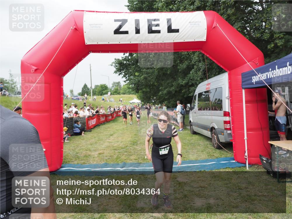 21.06.2025 - 27. Vierlanden-Triathlon MichiJ http://msf.ph/oto/8034364 15.06.2026 12:57:56 Ziel 75, 713, 976, 1019, 1020, 1022, 1023 meine-sportfotos.de
