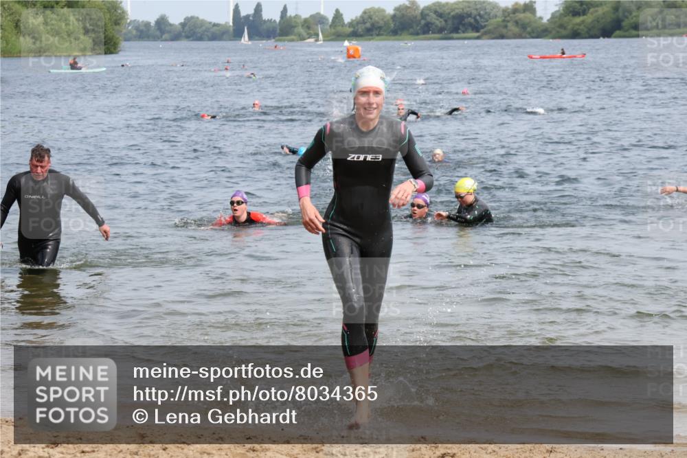 15.06.2025 - 27. Vierlanden-Triathlon Lena Gebhardt http://msf.ph/oto/8034365 15.06.2025 11:19:46 Schwimmen 899, 915 meine-sportfotos.de