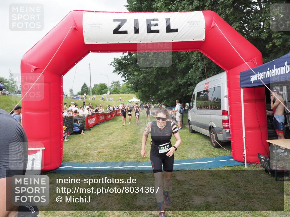 21.06.2025 - 27. Vierlanden-Triathlon MichiJ http://msf.ph/oto/8034367 15.06.2026 12:57:56 Ziel 75, 713, 976, 1019, 1020, 1022, 1023 meine-sportfotos.de