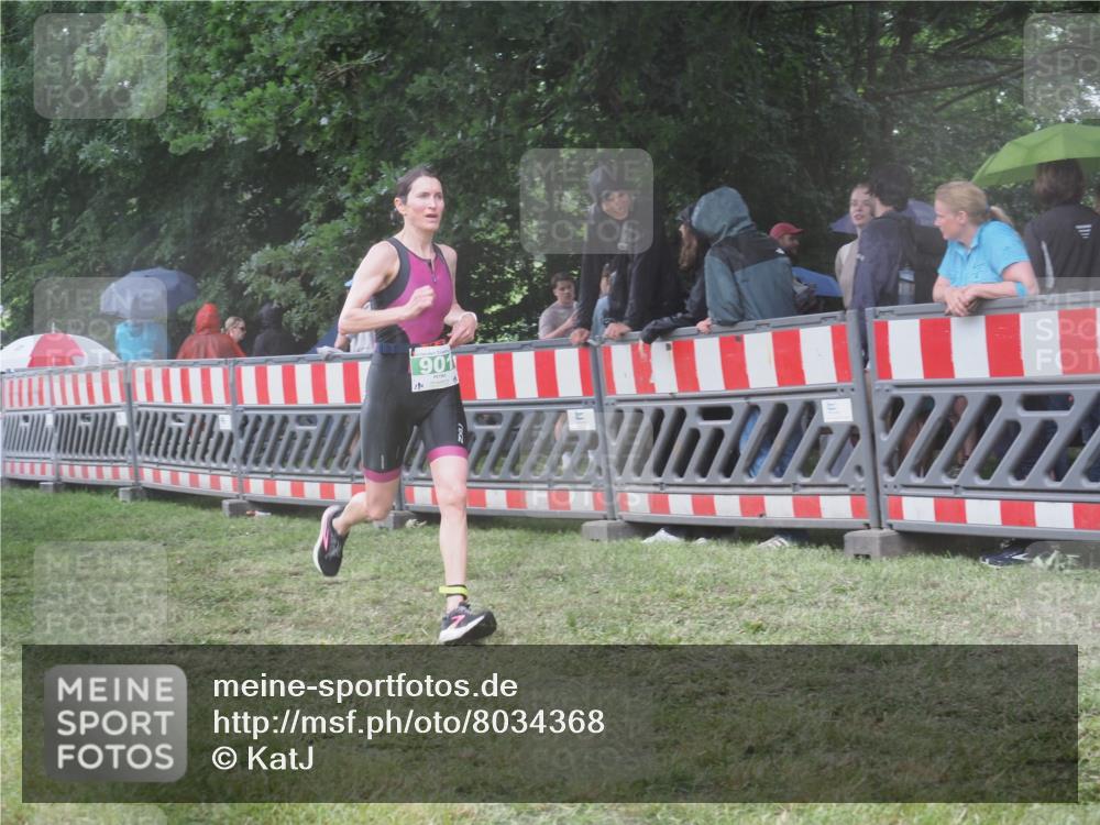 21.06.2025 - 27. Vierlanden-Triathlon KatJ http://msf.ph/oto/8034368 15.06.2025 13:48:24 Ziel 901 meine-sportfotos.de