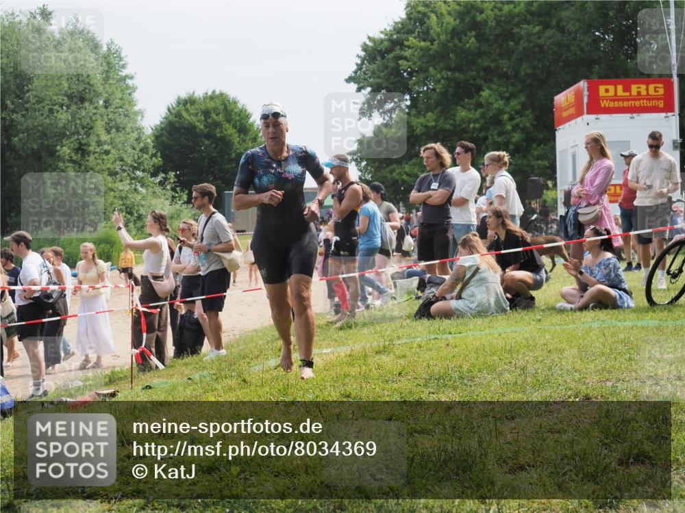 15.06.2025 - 27. Vierlanden-Triathlon KatJ http://msf.ph/oto/8034369 15.06.2025 11:18:22 Schwimmen 908, 933 meine-sportfotos.de