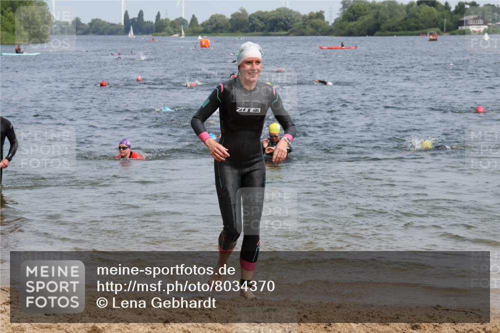 15.06.2025 - 27. Vierlanden-Triathlon Lena Gebhardt http://msf.ph/oto/8034370 15.06.2025 11:19:47 Schwimmen 899, 915 meine-sportfotos.de