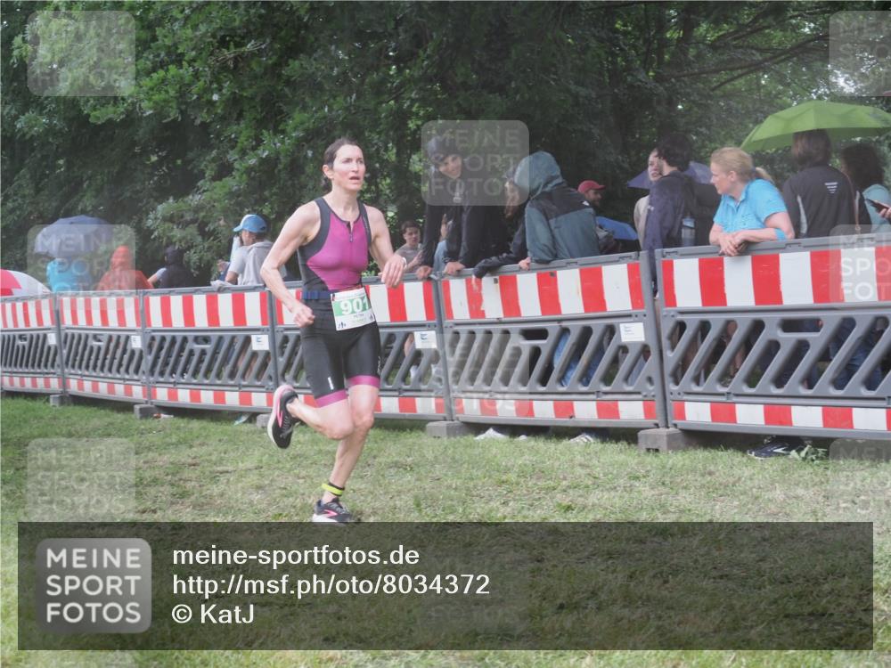 21.06.2025 - 27. Vierlanden-Triathlon KatJ http://msf.ph/oto/8034372 15.06.2025 13:48:25 Ziel 901 meine-sportfotos.de