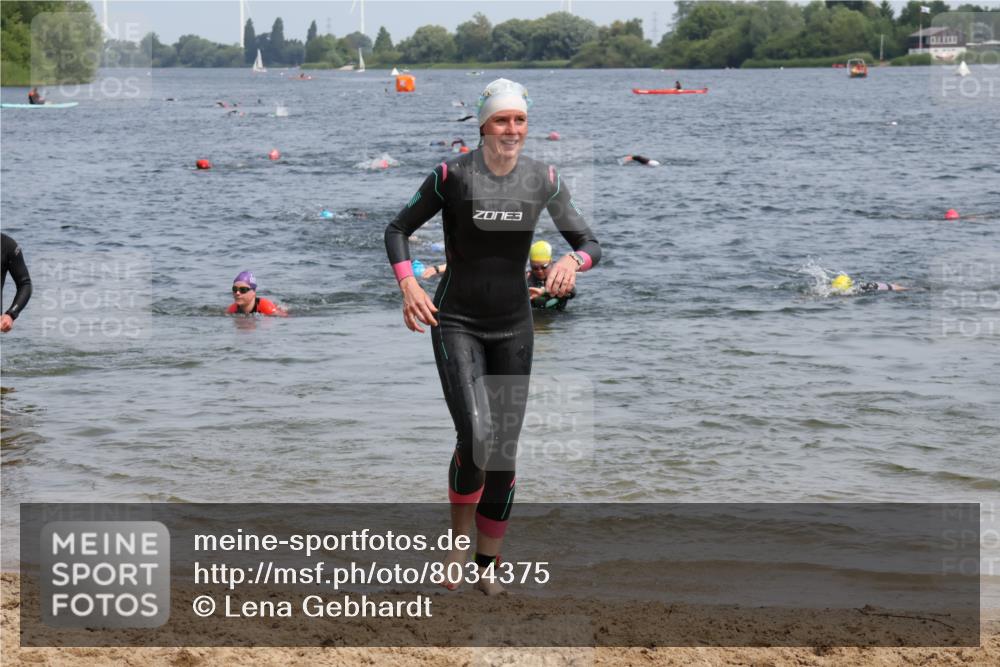 15.06.2025 - 27. Vierlanden-Triathlon Lena Gebhardt http://msf.ph/oto/8034375 15.06.2025 11:19:47 Schwimmen 899, 915 meine-sportfotos.de