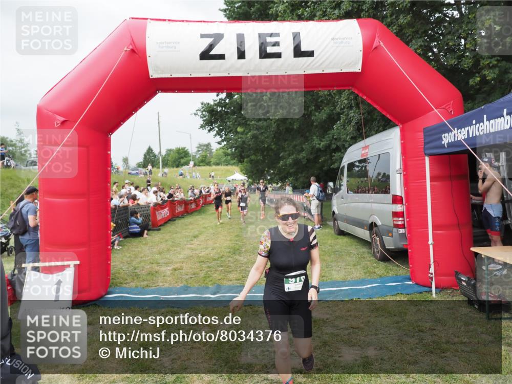 21.06.2025 - 27. Vierlanden-Triathlon MichiJ http://msf.ph/oto/8034376 15.06.2026 12:57:56 Ziel 75, 713, 976, 1019, 1020, 1022, 1023 meine-sportfotos.de