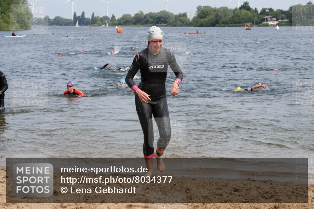 15.06.2025 - 27. Vierlanden-Triathlon Lena Gebhardt http://msf.ph/oto/8034377 15.06.2025 11:19:47 Schwimmen 899, 915 meine-sportfotos.de