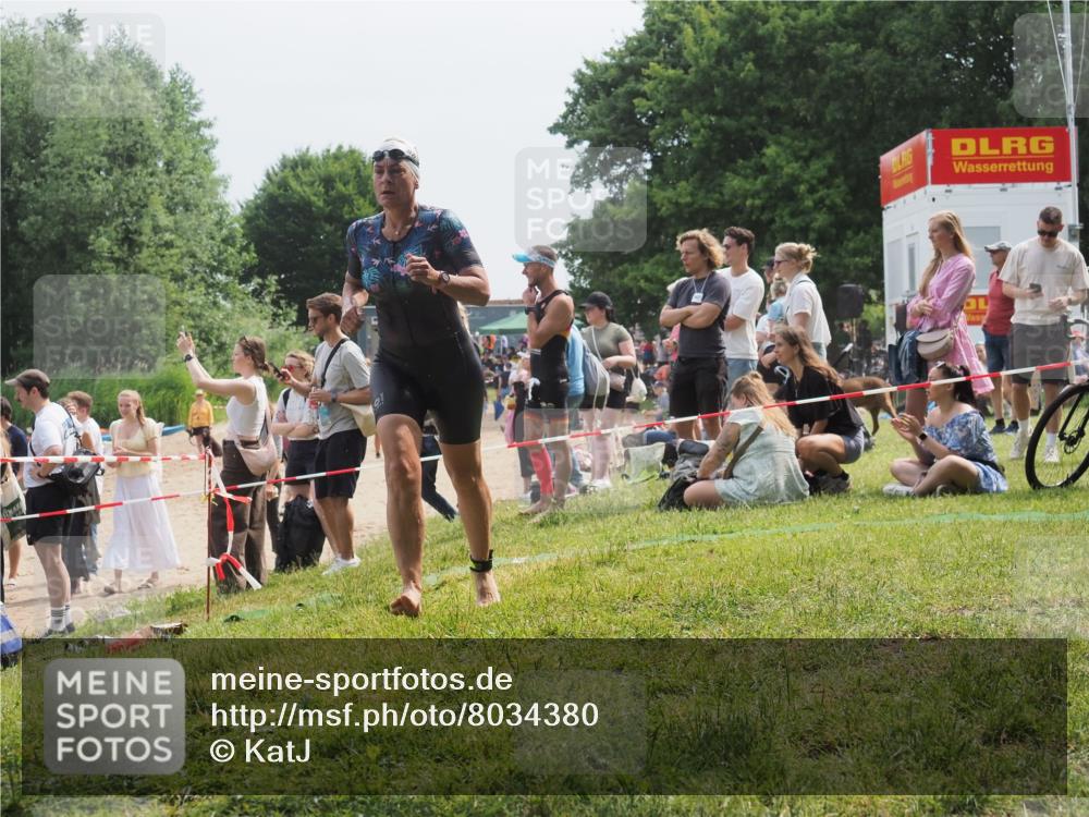 15.06.2025 - 27. Vierlanden-Triathlon KatJ http://msf.ph/oto/8034380 15.06.2025 11:18:23 Schwimmen 908, 933 meine-sportfotos.de