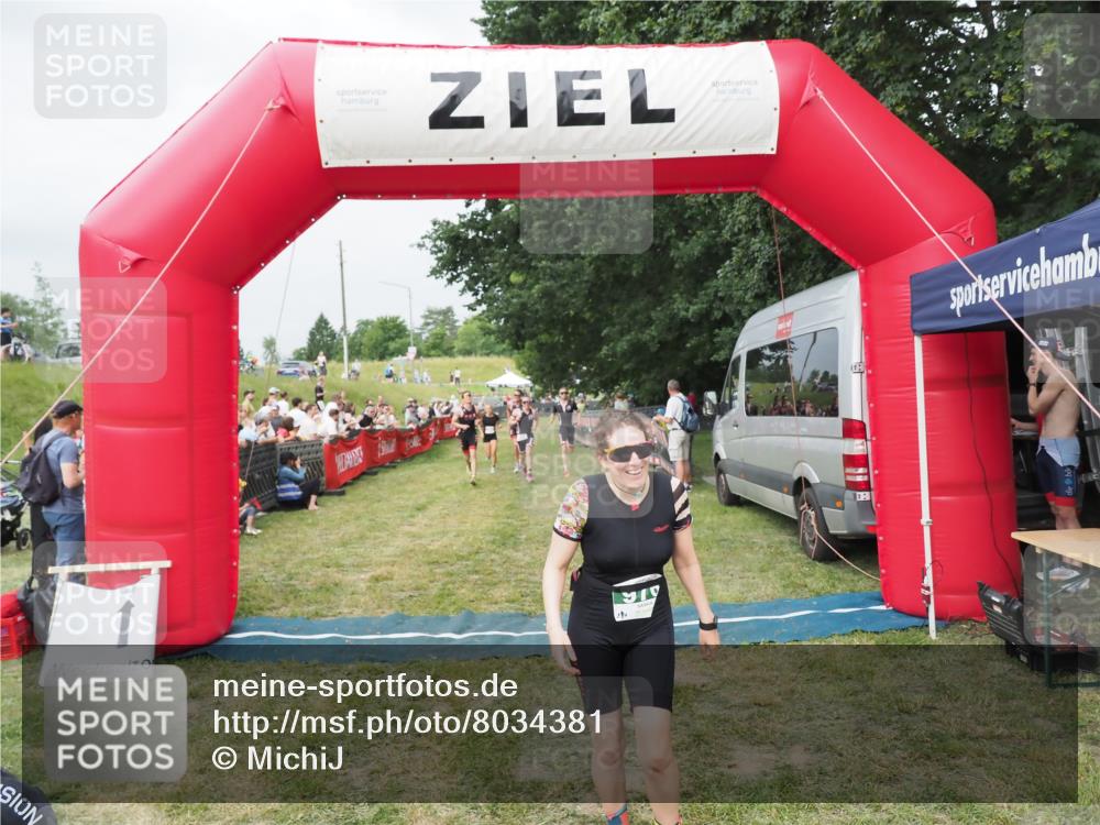 21.06.2025 - 27. Vierlanden-Triathlon MichiJ http://msf.ph/oto/8034381 15.06.2026 12:57:57 Ziel 75, 976, 1019, 1020, 1022, 1023 meine-sportfotos.de