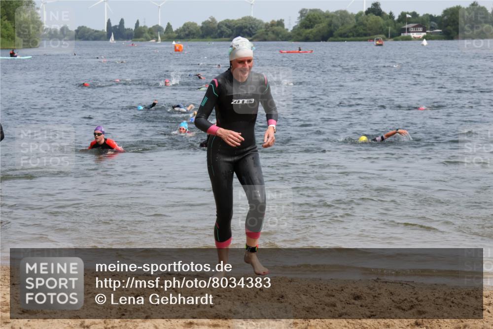 15.06.2025 - 27. Vierlanden-Triathlon Lena Gebhardt http://msf.ph/oto/8034383 15.06.2025 11:19:47 Schwimmen 899, 915 meine-sportfotos.de