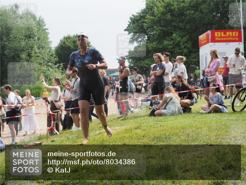 15.06.2025 - 27. Vierlanden-Triathlon KatJ http://msf.ph/oto/8034386 15.06.2025 11:18:23 Schwimmen 908, 933 meine-sportfotos.de