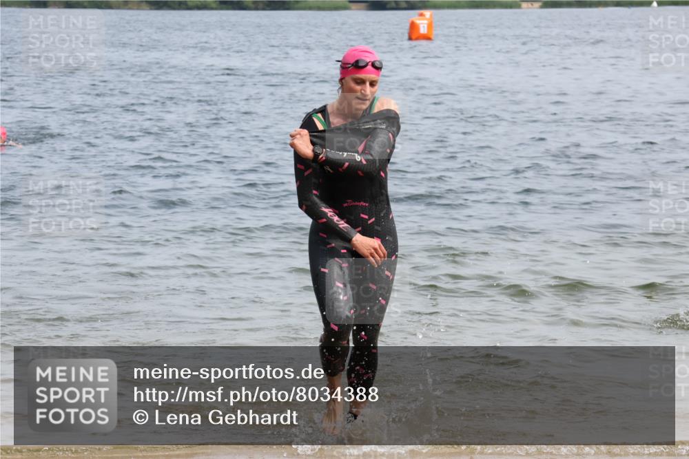 15.06.2025 - 27. Vierlanden-Triathlon Lena Gebhardt http://msf.ph/oto/8034388 15.06.2025 11:19:48 Schwimmen 899, 915 meine-sportfotos.de