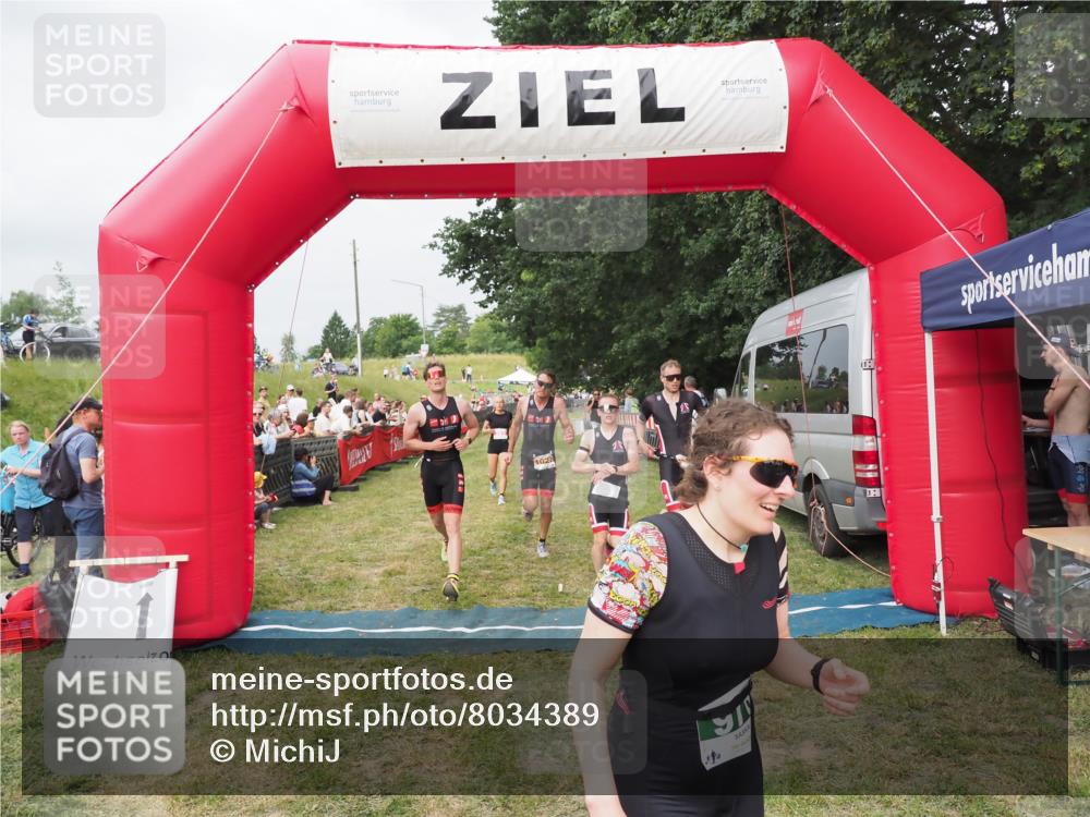 21.06.2025 - 27. Vierlanden-Triathlon MichiJ http://msf.ph/oto/8034389 15.06.2026 12:57:59 Ziel 75, 976, 1019, 1020, 1022, 1023 meine-sportfotos.de