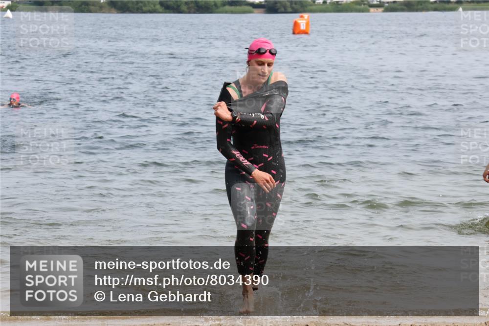 15.06.2025 - 27. Vierlanden-Triathlon Lena Gebhardt http://msf.ph/oto/8034390 15.06.2025 11:19:48 Schwimmen 899, 915 meine-sportfotos.de
