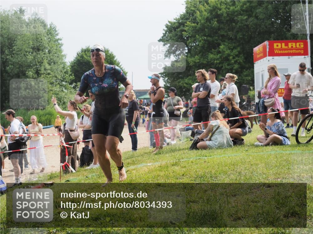 15.06.2025 - 27. Vierlanden-Triathlon KatJ http://msf.ph/oto/8034393 15.06.2025 11:18:23 Schwimmen 908, 933 meine-sportfotos.de