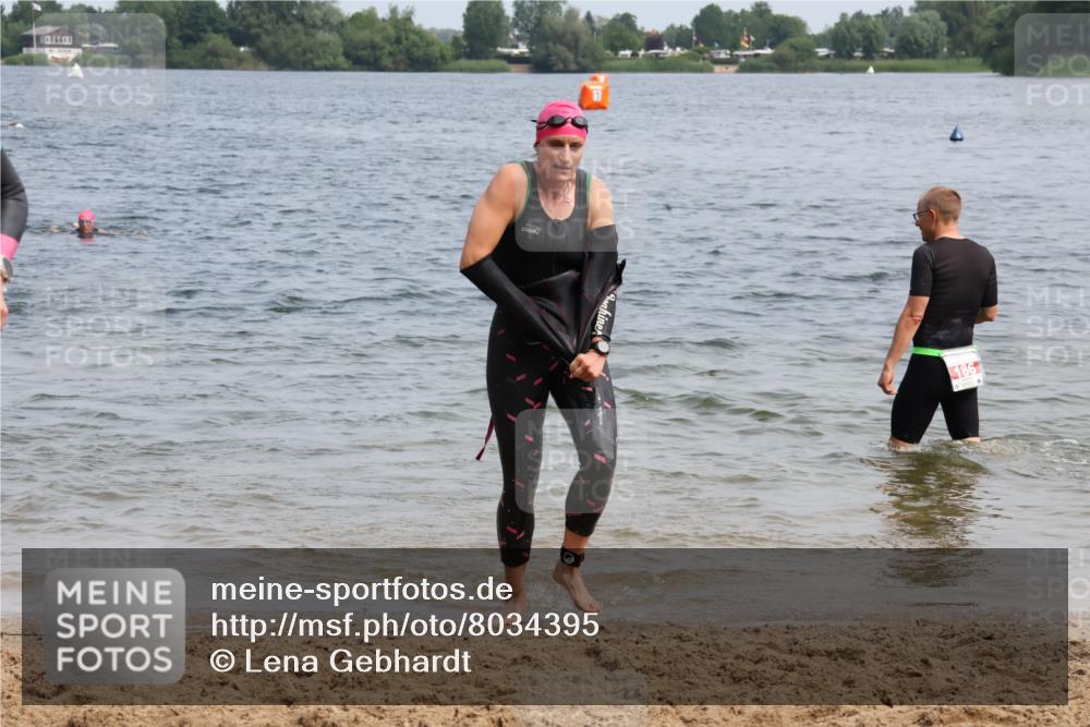 15.06.2025 - 27. Vierlanden-Triathlon Lena Gebhardt http://msf.ph/oto/8034395 15.06.2025 11:19:49 Schwimmen 899, 915, 964 meine-sportfotos.de
