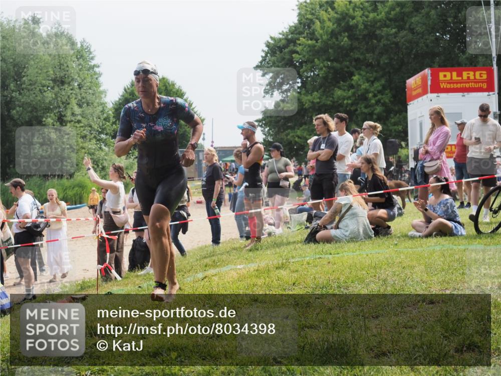 15.06.2025 - 27. Vierlanden-Triathlon KatJ http://msf.ph/oto/8034398 15.06.2025 11:18:23 Schwimmen 908, 933 meine-sportfotos.de