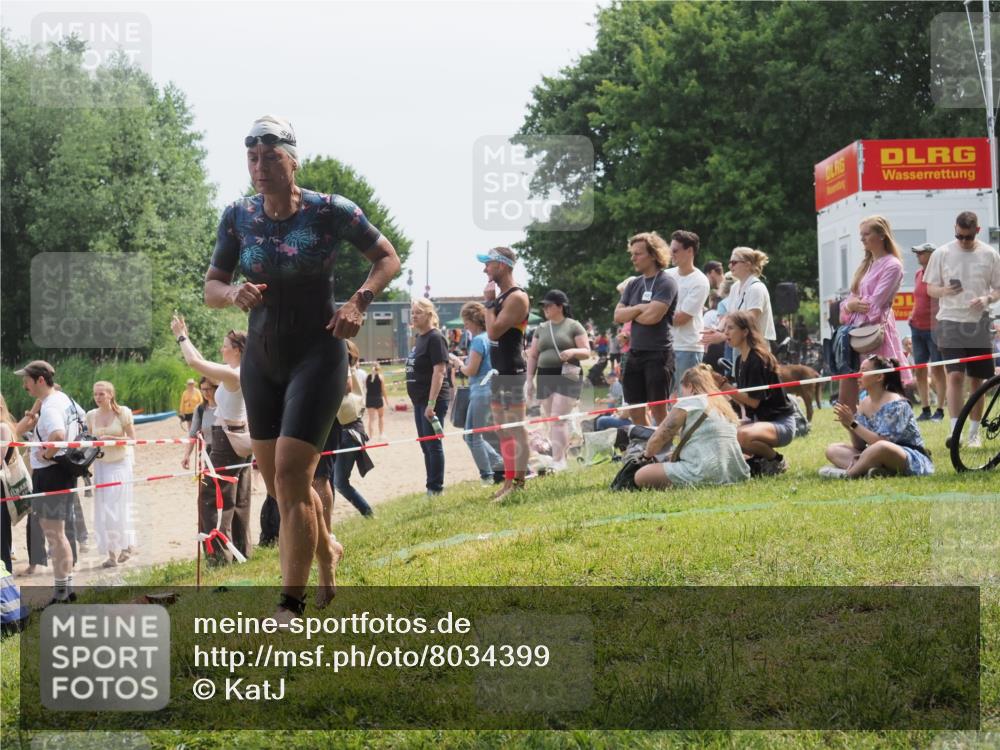 15.06.2025 - 27. Vierlanden-Triathlon KatJ http://msf.ph/oto/8034399 15.06.2025 11:18:23 Schwimmen 908, 933 meine-sportfotos.de